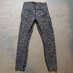 Lululemon fast and free legging, black & white pattered size 6